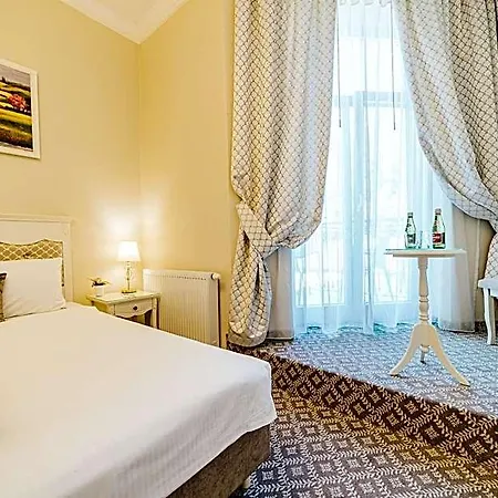 Отель Flora 3*